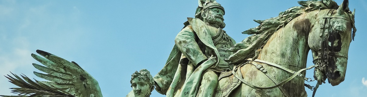 Statue: Herrscher auf Pferd